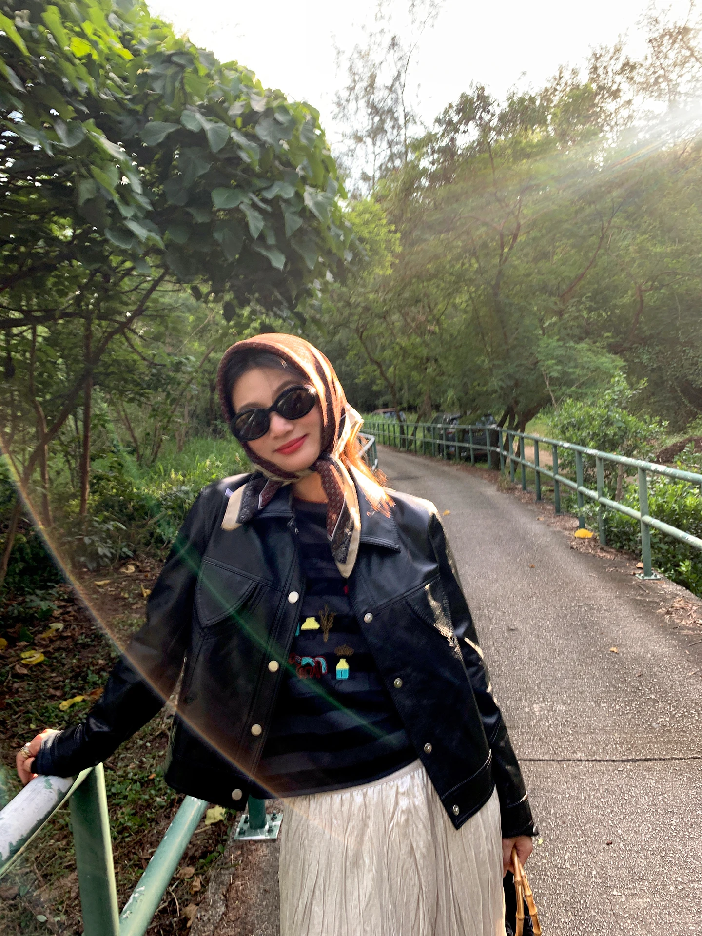 

Черная кожаная куртка женская: дизайнерская модель для узкого круга аудитории, новинка 2025 года, короткое пальто из искусственной кожи с карманами, повседневный стиль