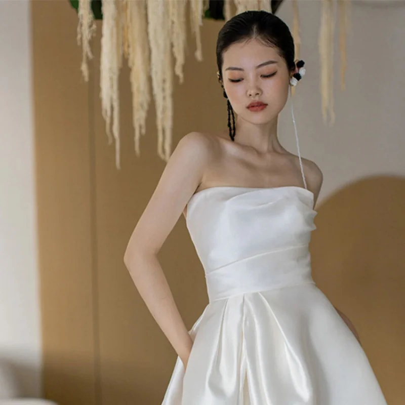 sposa-elegante-treno-fuga-abito-da-principessa-semplice-raso-reception-viaggio-sparare-velo-da-esterno