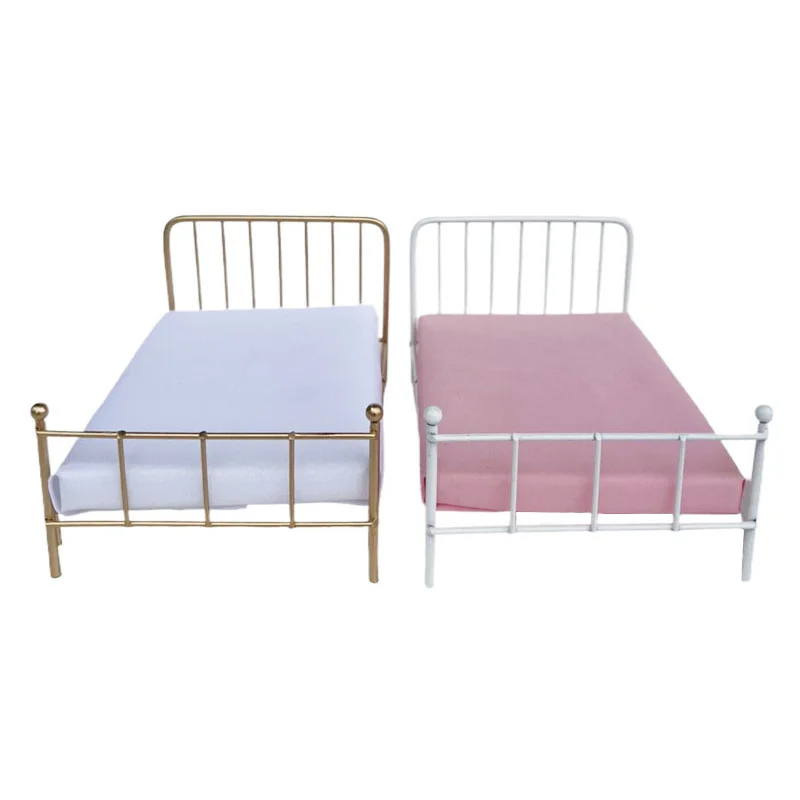 Nouveau lit de poupée en métal 1:12 pour maison de poupée, mobilier miniature, lit simple à cadre en fer, accessoires de chambre à coucher pour maison de poupée