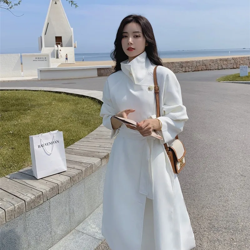 A new youthful versatile comfortable and skin-friendly casual mid-length trench coat