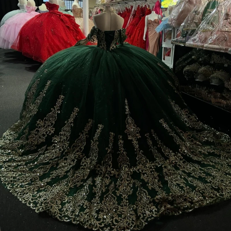 ชุดเดรสงาน Quinceanera สีดำเขียวเงา แบบเปิดไหล่ ประดับลูกปัดและลูกไม้สีทอง ผ้าทูลล์ สำหรับงานปาร์ตี้วันเกิด ฉลองอายุ 16 ปี