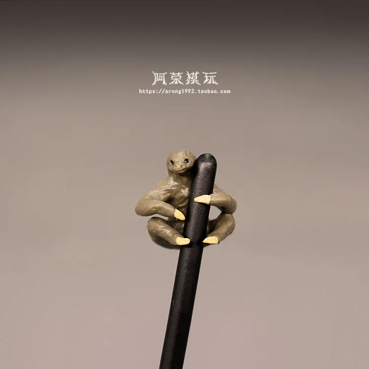 نماذج حيوانات برية مصغرة ذات مناظر طبيعية صغيرة بحجم الجيب. تماثيل غوريلا صغيرة على شكل كسل فضي. المقتنيات المصغرة.