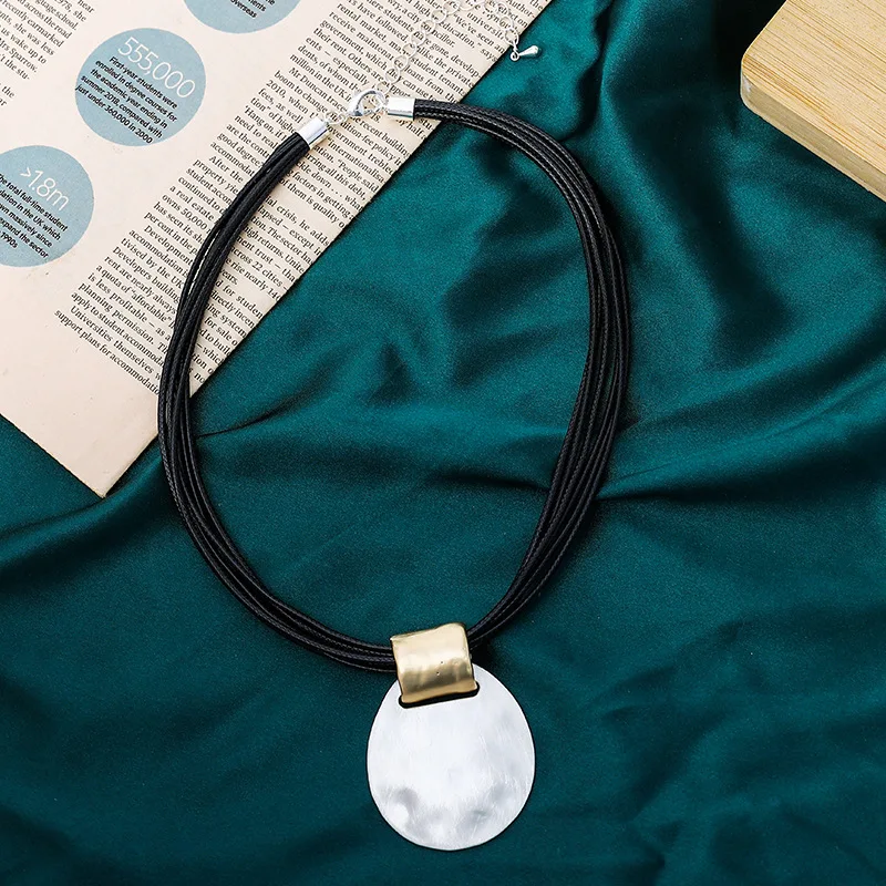 Round Pendant Necklaces for Women Vintage Collars Chains Geometric Luxurious Clavicle Chain Exaggerate Jewelry Christmas Gifts