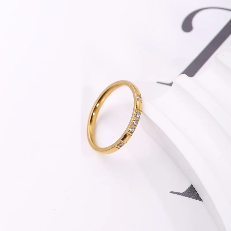 1 piece stainless steel 18k gold-plated square grid segmented diamond imitation ring. Simple, light luxury, versatile ring. Minimalist style for women, suitable for commuting, casual wear, and layering