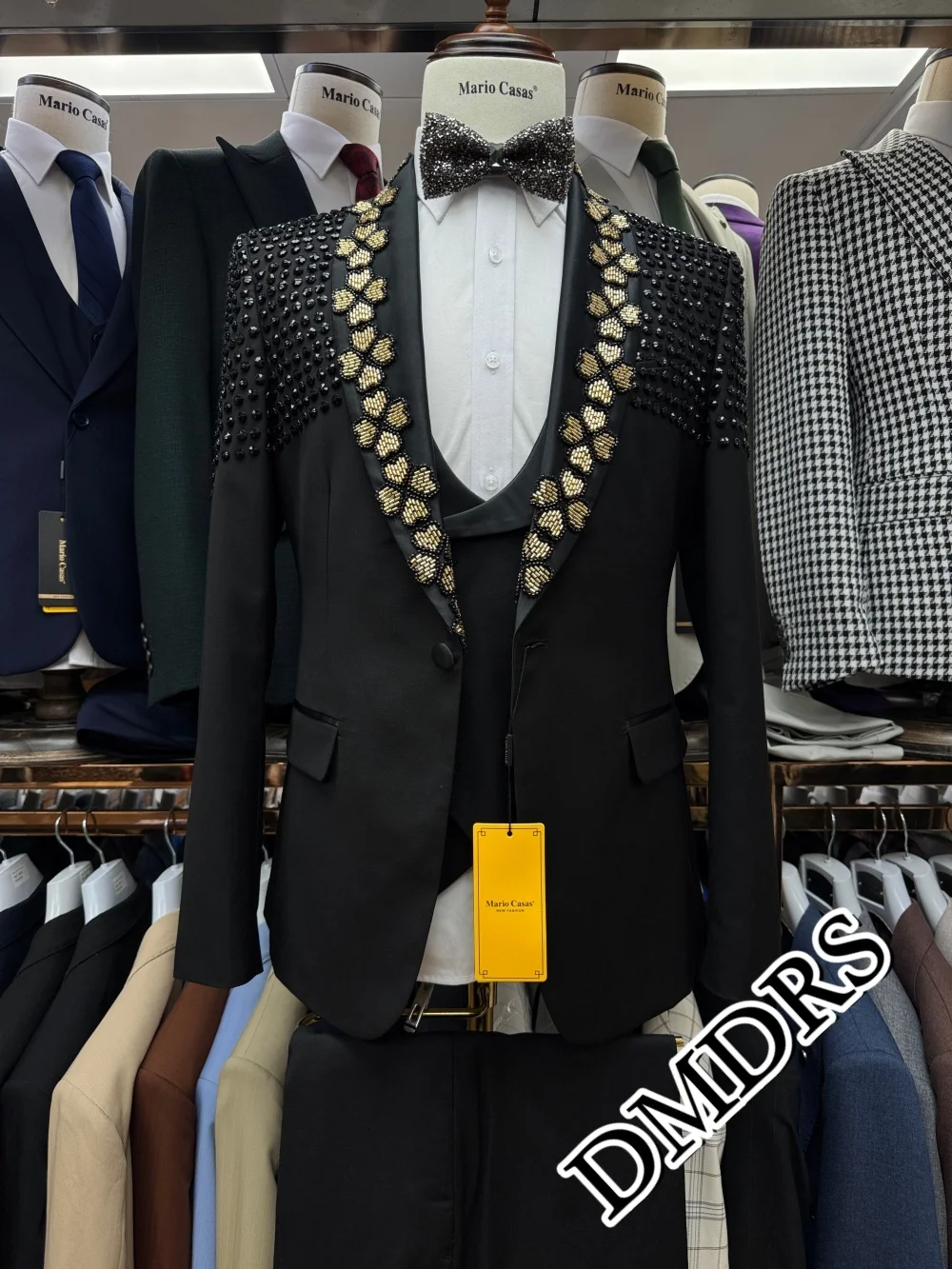 

Формальный однобортный мужской костюм для свадьбы с кристаллами - украшенный классическим приталенным пиджаком и брюками для жениха