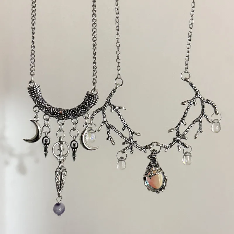 Charm-Halskette in Silberfarbe mit Mondgöttin-Anhänger, Lila Kristallperlen und Multi-Element-Anhänger für Frauen, Halloween-Heidnischer Hexenschmuck