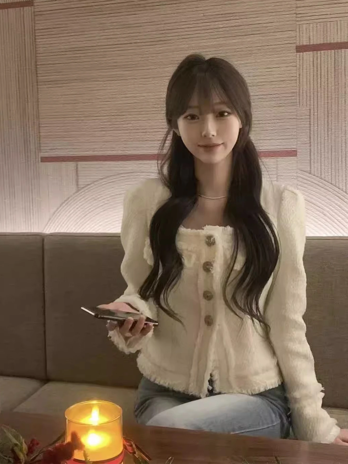 

Шикарное осеннее пальто с длинными рукавами и квадратным воротником. Облегающее женское пальто из плотной шерсти с отделкой цветочным принтом коммерческого характера.