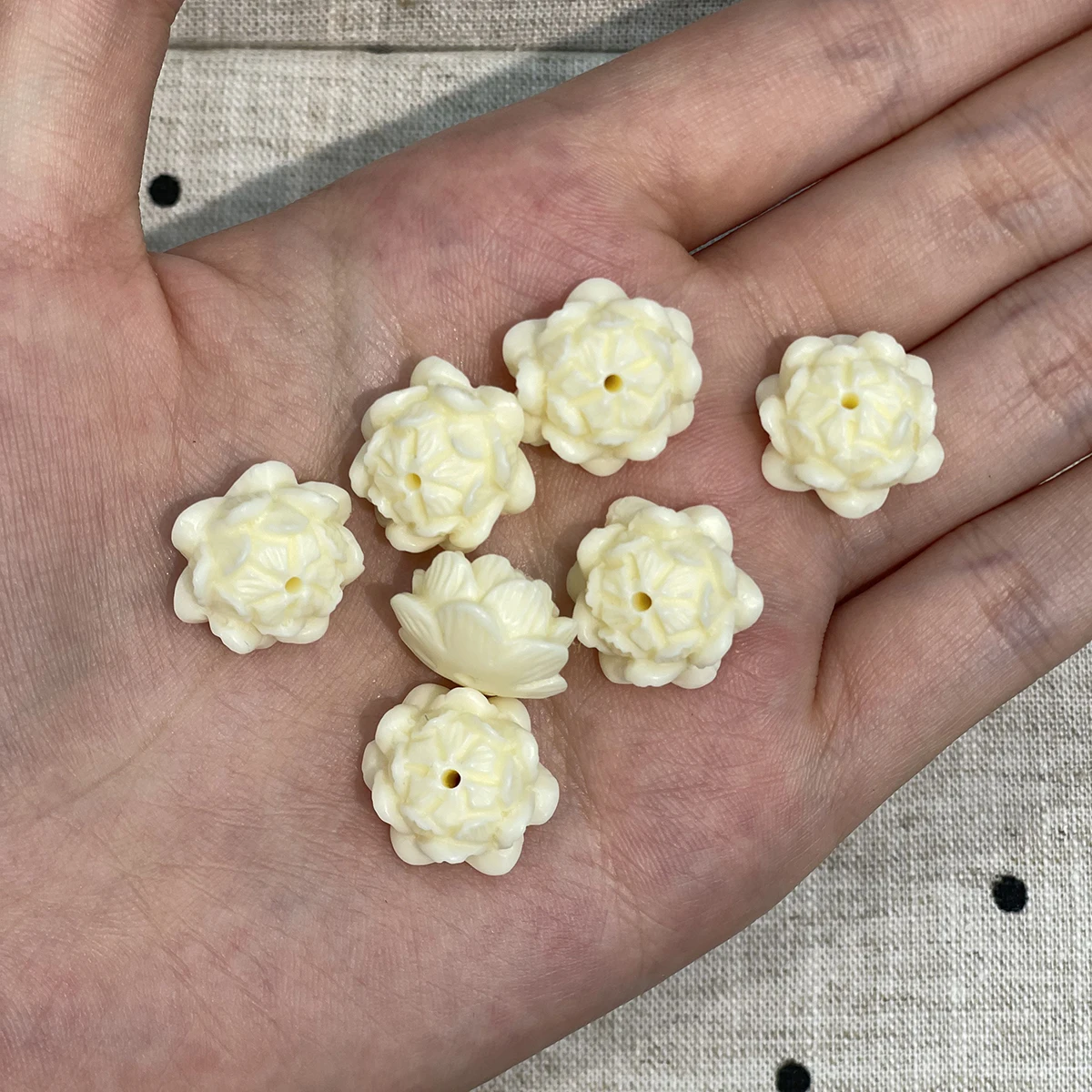 10Pcs/pack Shell Powder Pressed Lotus Flower Beads 11x15mm Perforated White Carved Floral Beads for DIY Necklace Jewelry Making