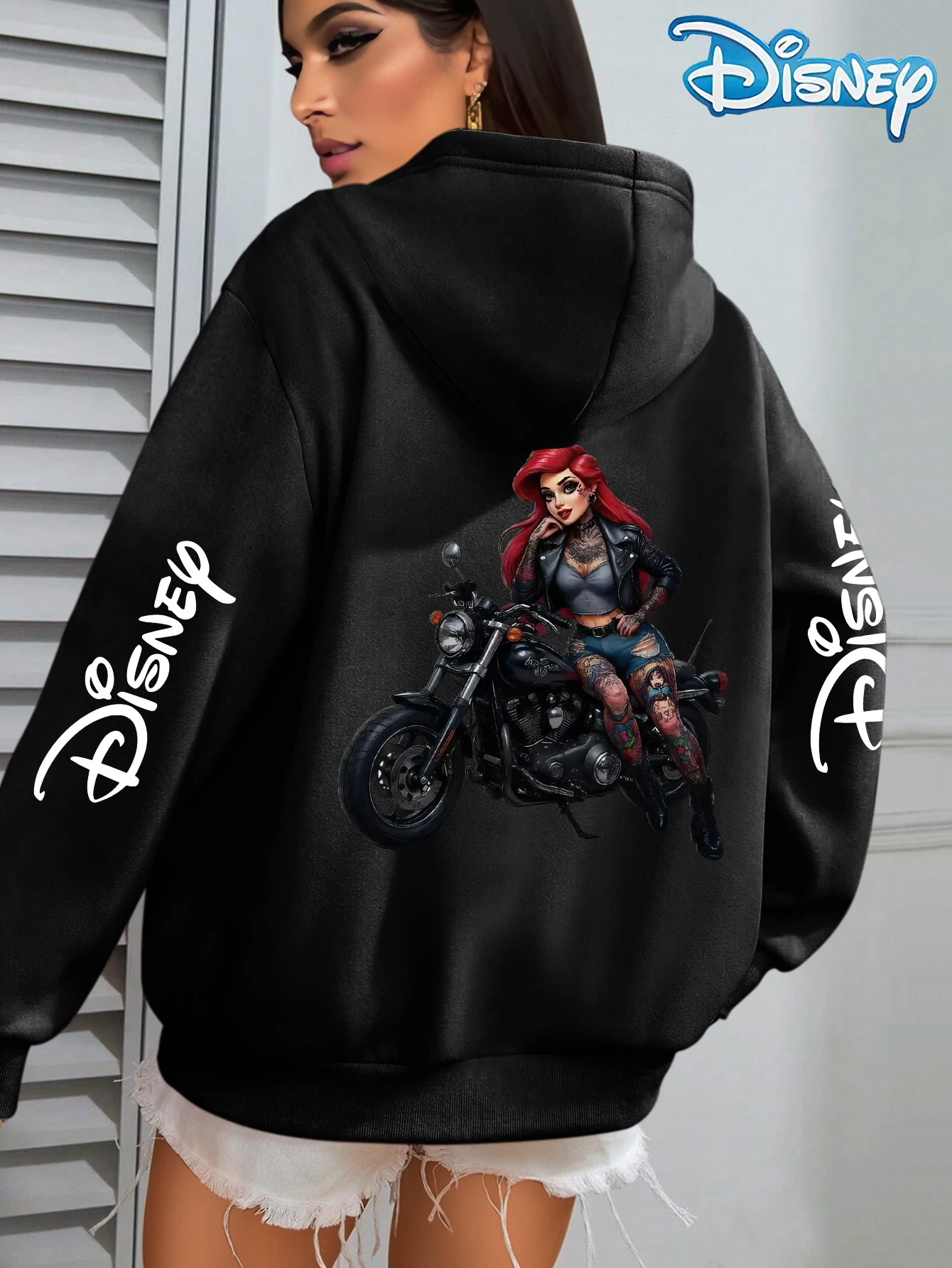 سويت شيرت أرييل ذا ليتل ميرميد والسيدة فريد بقلنسوة - ارييل يركب دراجة نارية مع فريد وسيباستيان للارتداء اليومي