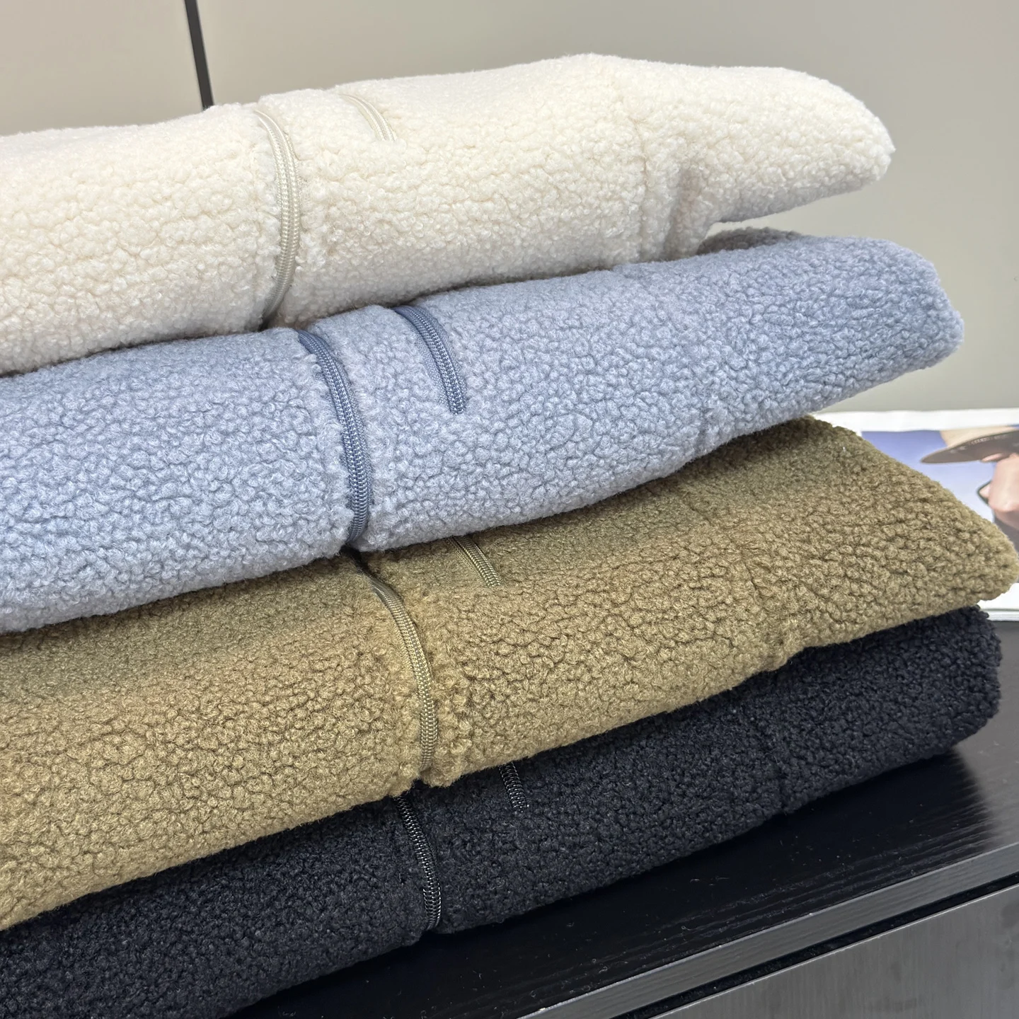 Kardigan damski z wysokim kołnierzem, idealny na jesień i zimę, uniwersalny, prosty krój, ciepły, do noszenia na co dzień na zewnątrz.