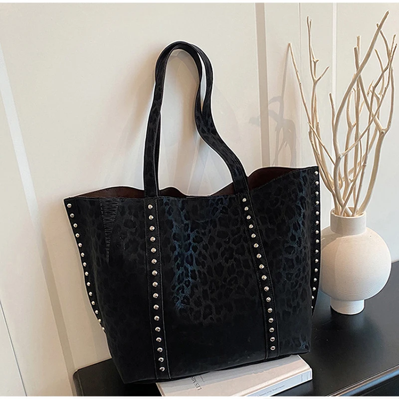 Leopardenmuster Mattierte Wildleder-Schultertasche mit Nieten, Damen Handtasche mit Metallnieten, Vintage Große Kapazität Herbst-Winter-Handtasche – Detail 14