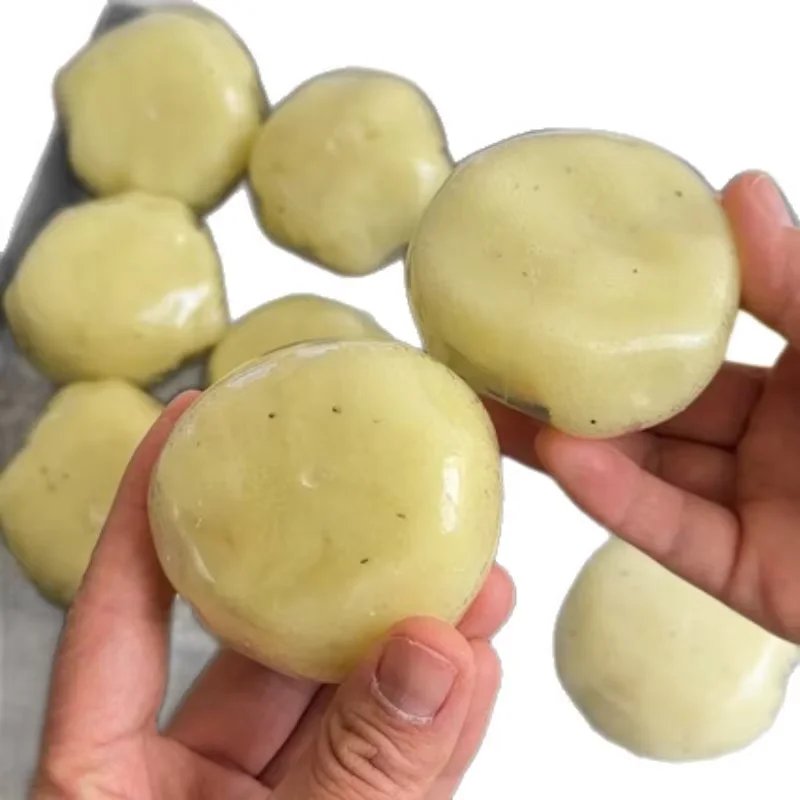 Ein Kuscheltier im Stil von Gemüsepüree, mit langsam zurückfassender Form und realistischer Lebensmittelimitation, geeignet als Geschenk.