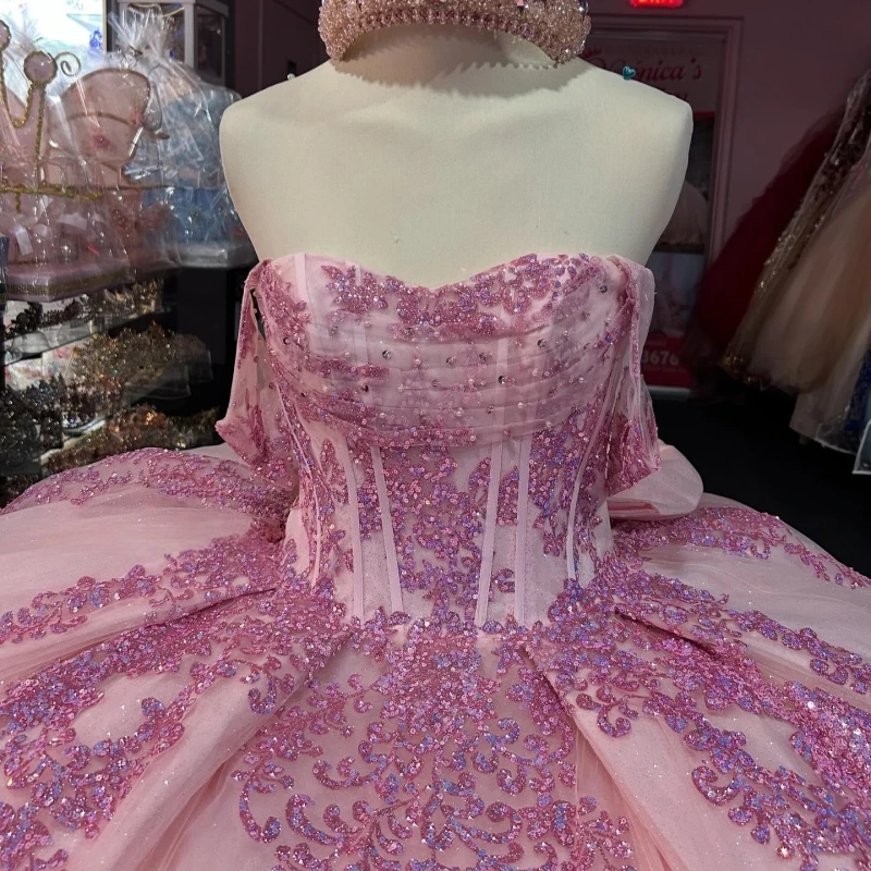 Różowa Błyszcząca Suknia Balowa Sukienki na Quinceañerę Odkryte Ramiona Aplikacje z Cekinami Koronka Koraliki Kokarda Tiulowa Sukienka na Przyjęcie Urodzinowe Sweet 16 Kamizelka