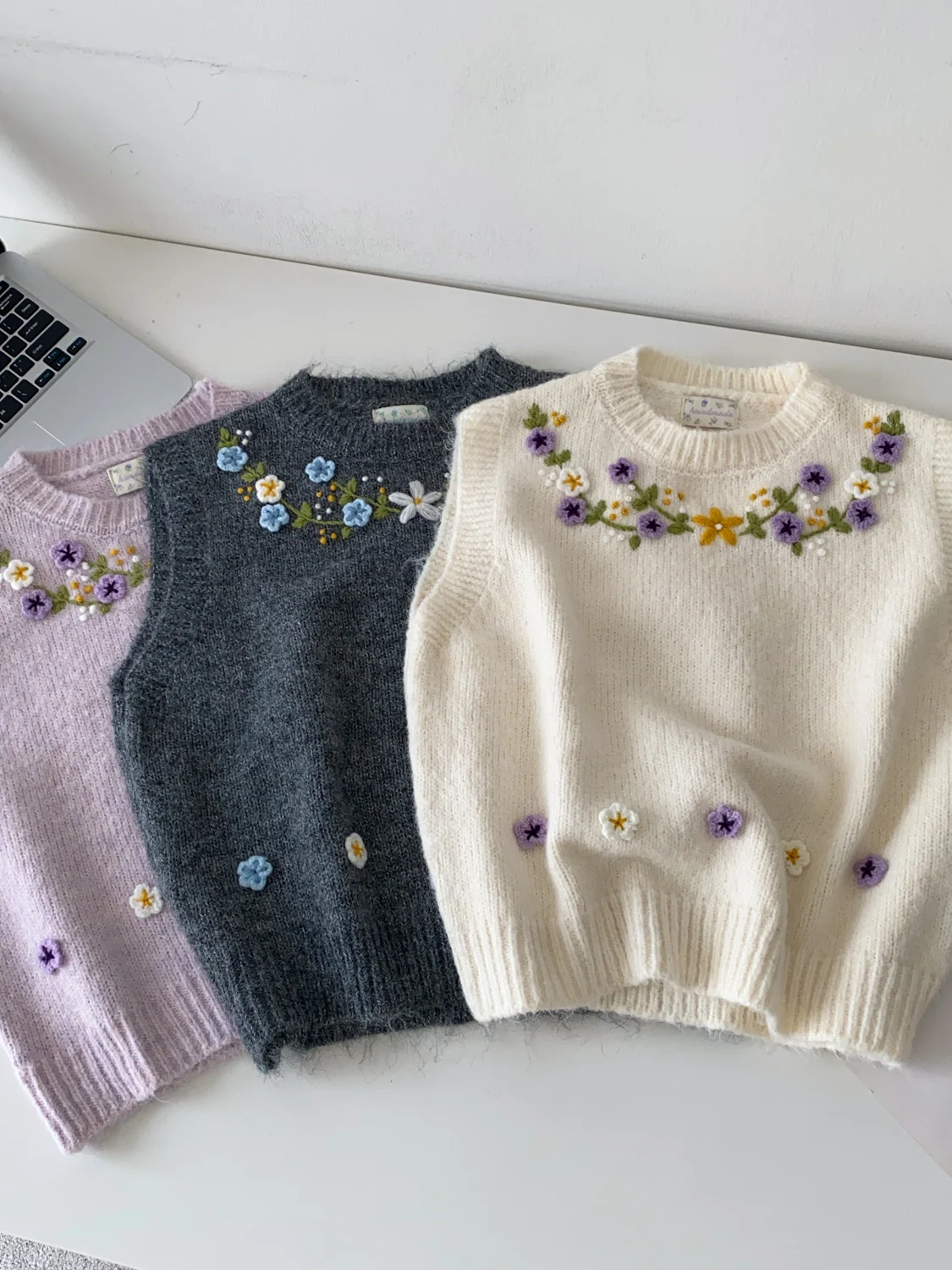 Sweet Gentle Style Knitted Vest Women's Korean V-neck Sleeveless Layering Outerwear Standard Fit City Commute Autumn Fashion