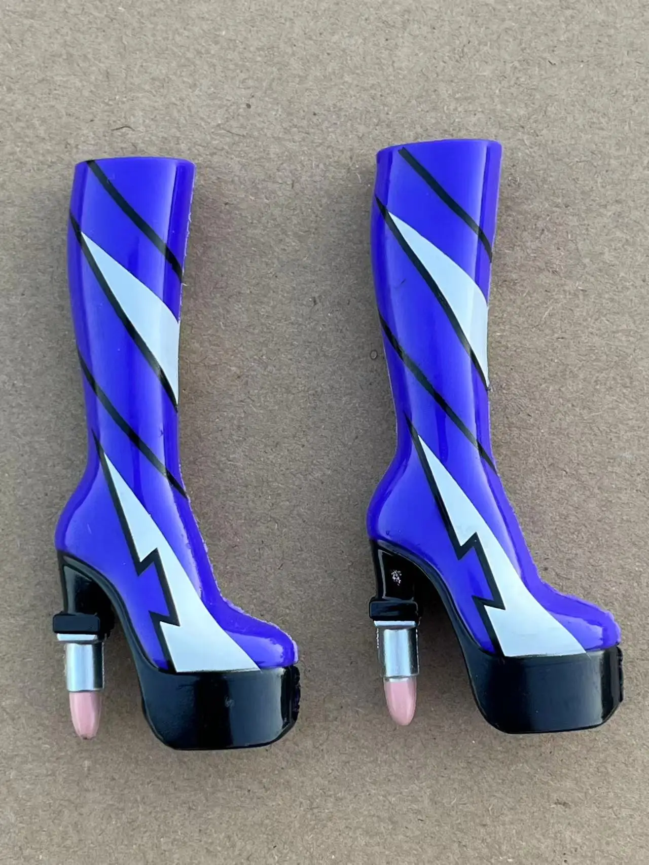 Klassische Tanzpuppe mit dicken High-Heel-Schuhen, Sneakers, bunte Puppenteile, neuartige Dekorationen, Mädchenspielzeug, Geschenk – Detail 15