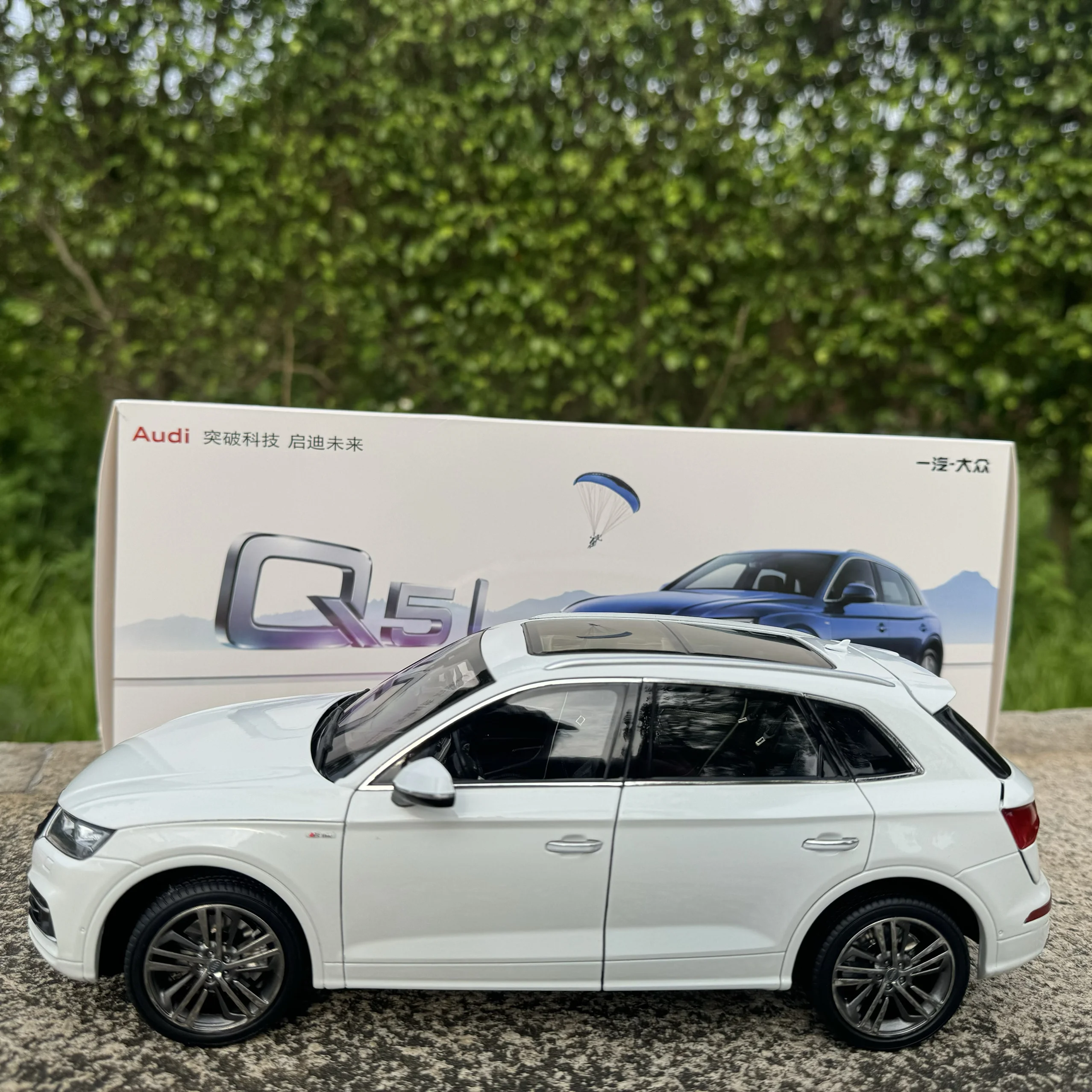 1:18 Q5 SUV Alloy Off-Road Vehicle Scale Car Model Diecast Metal