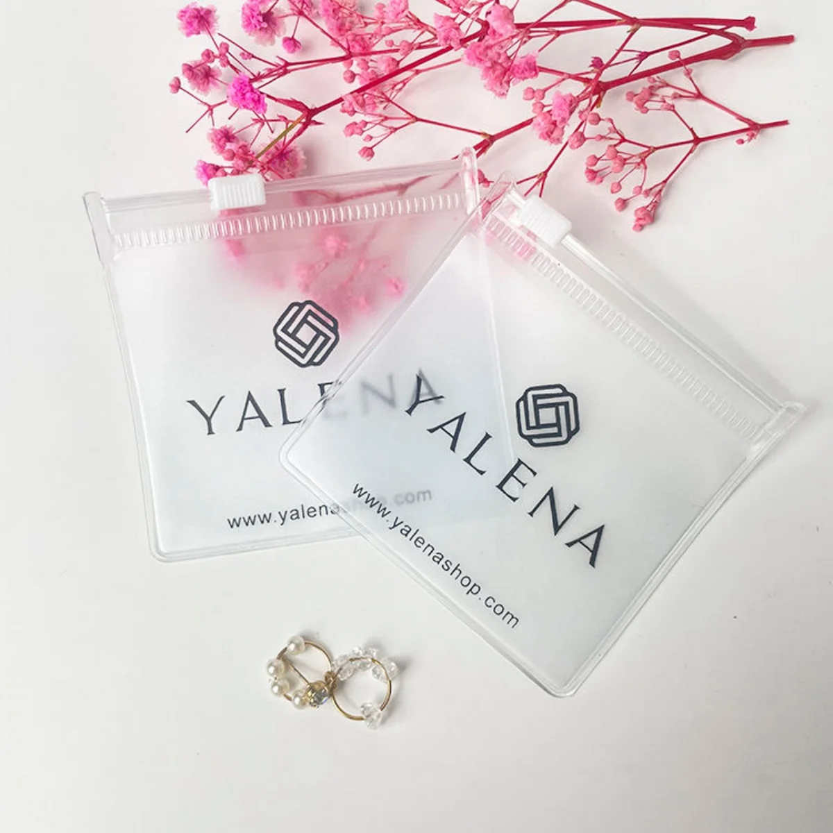 

100 шт., заводской печатный логотип, маленькая коричневая ПВХ самозапечатывающаяся пластиковая сумка для ювелирных изделий на молнии, сумка для ювелирных изделий с застежкой-молнией