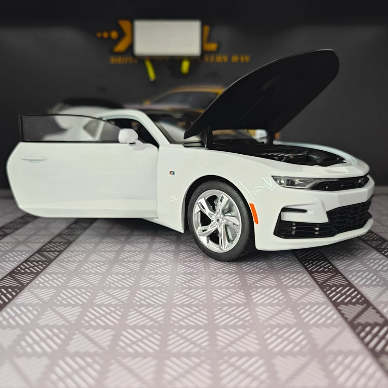 

1:18 simulation Chevrolet Camaro Alloy Large Sports Car Model Sound and Light Steering Shock Absorber Car Ornament Collection
