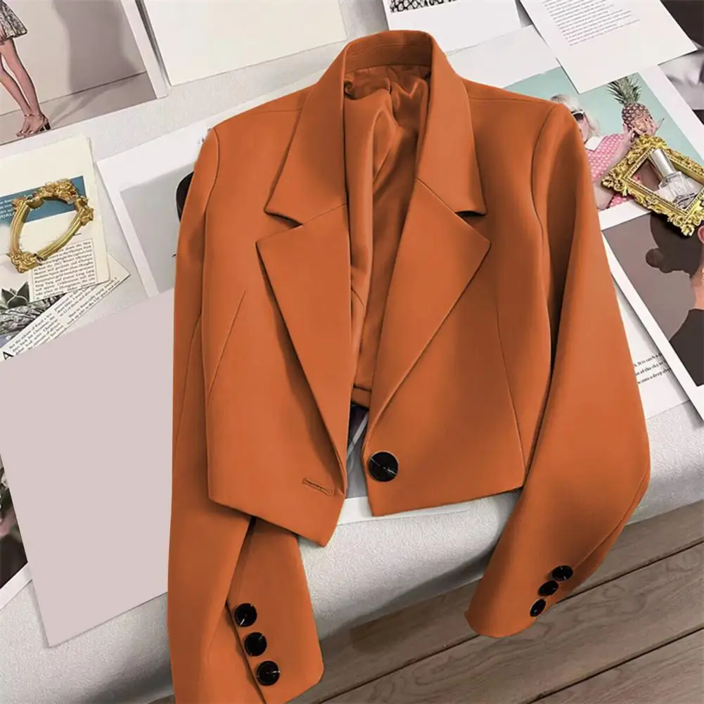 Długi, elegancki damski garnitur w jednolitym kolorze, zapinany na jeden guzik, w stylu casual business.