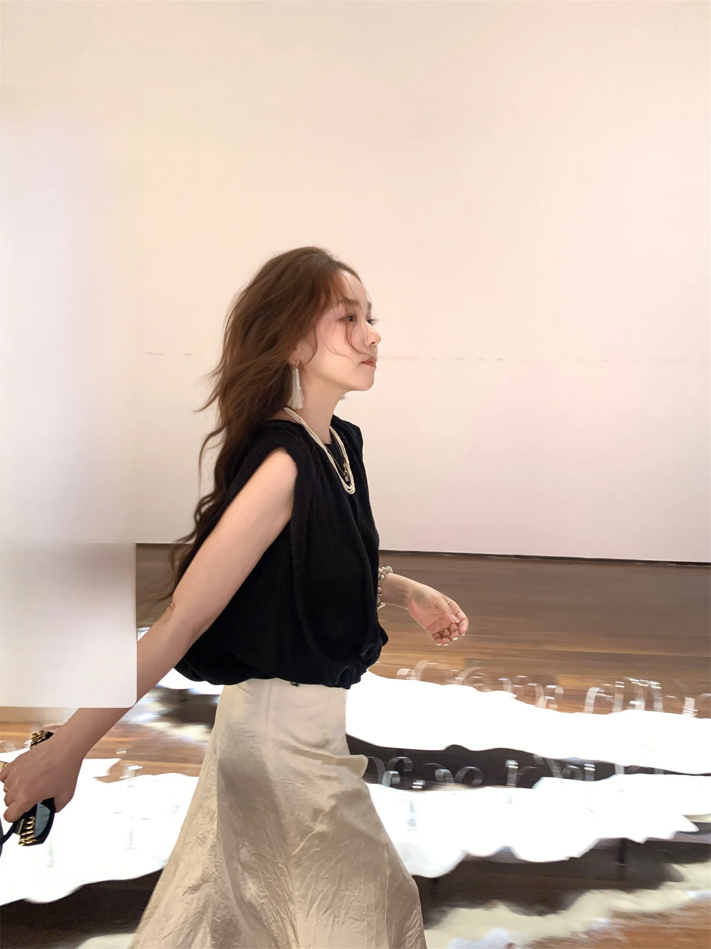 

Spring Casual Style Oreo Cloud Crepe Satin Pleated Sleeveless Top Women's Loose Fit Short Length Copper Ammonia Fiber Shirt