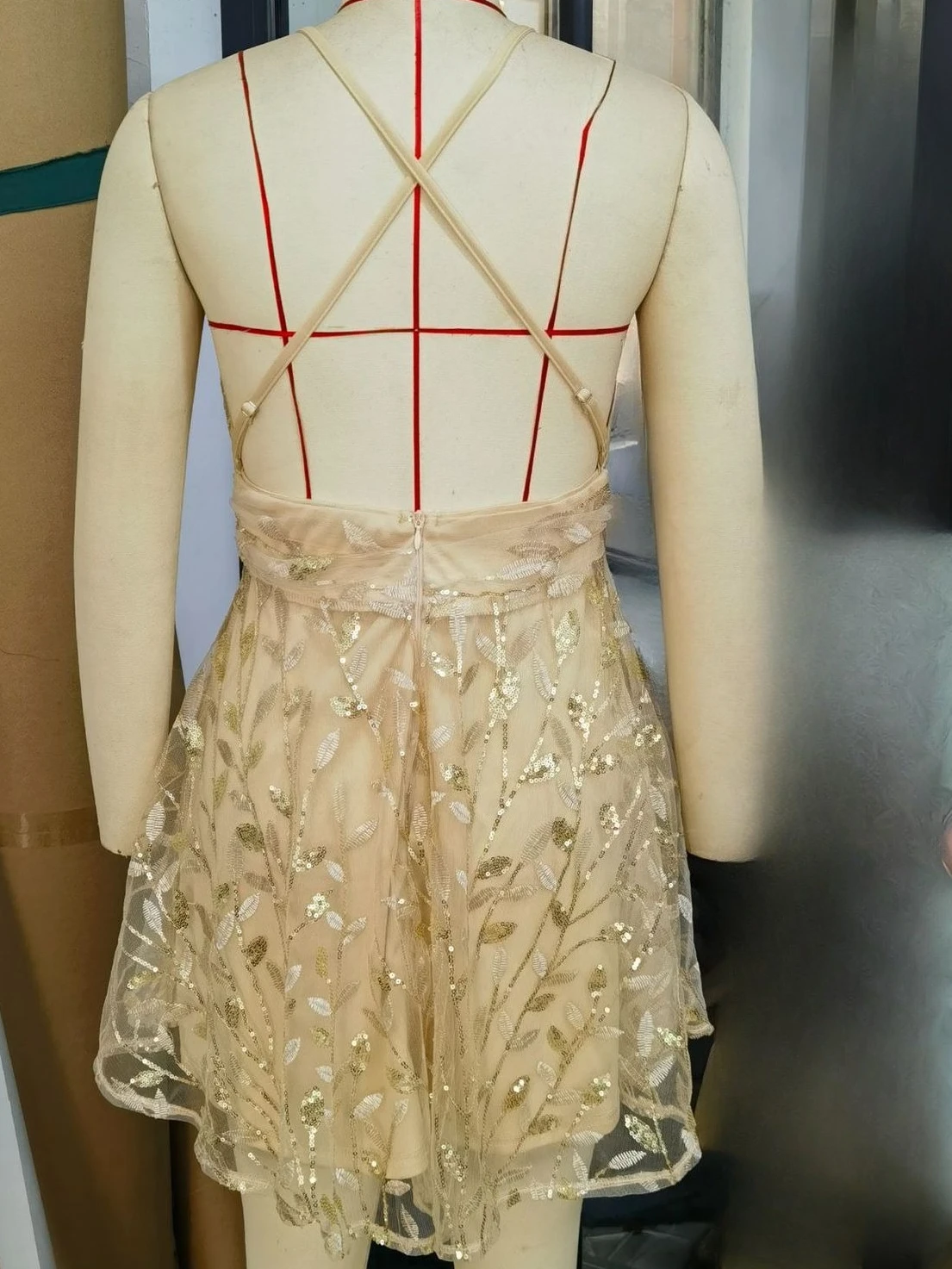 Mini robe de bal de cocktail sexy à col en V et dos nu