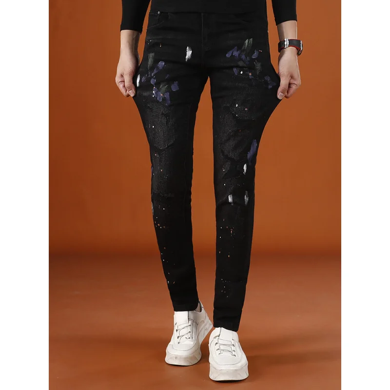 جينز ممزق مطبوع للرجال لخريف 2025 منتج جديد سروال رجالي وسيم مرن بأقدام صغيرة عصرية للشارع