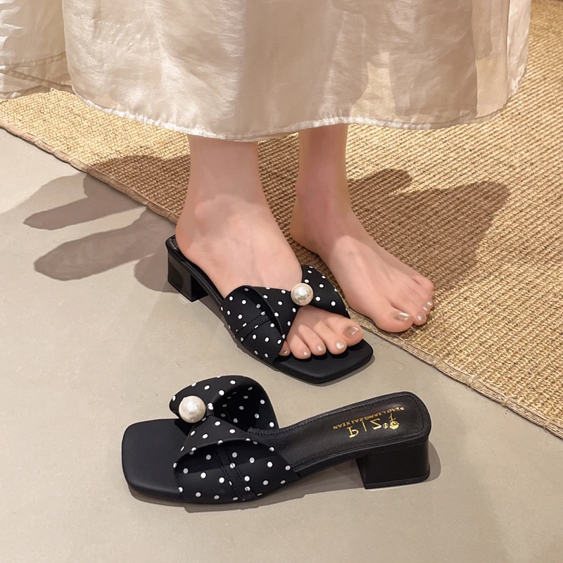 Eleganckie klapki z kwadratowy – Pump Heel Block recenzja i cena