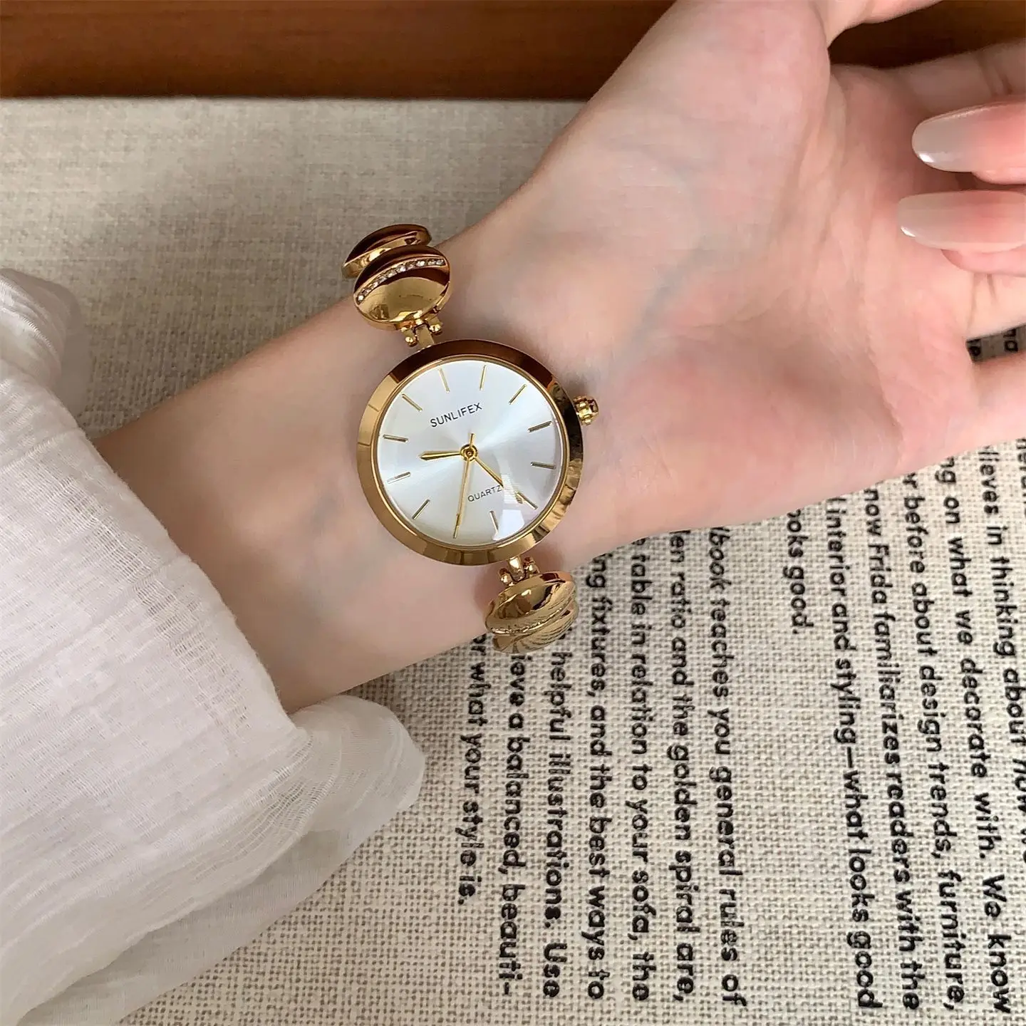 นาฬิกาข้อมือผู้หญิง SUNLIFEX สีทองเงิน หน้าปัดกลม นาฬิกาควอตซ์ ประดับเพชรเทียม สายแบบกำไลข้อมือ relogio feminino