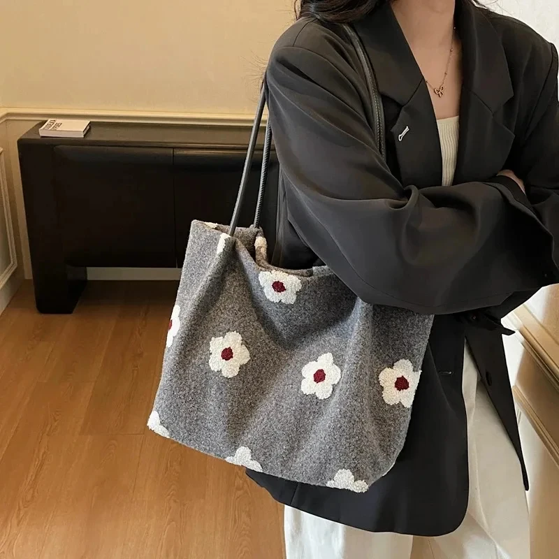 

Милые и универсальные шерстяные сумки-тоуты через плечо для женщин, зима 2025, теплые большие сумки с цветочным декором, дизайнерская сумка