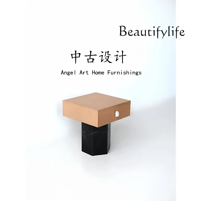 تصميم على طراز P-القرون الوسطى وغرفة نوم منزلية إبداعية ودرج من الخشب الصلب والرخام وطاولة بجانب السرير بحافة هوت كوتور