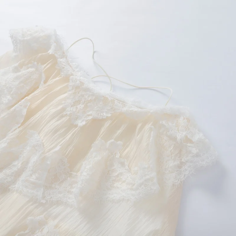 Stilvolle weiße, gestufte Spitzenbluse mit Spaghettiträgern, ärmellos, mit Rüschen, fließend, elegant, für Damen, Sommer, Alltag, Party, Urlaub. – Detail 4