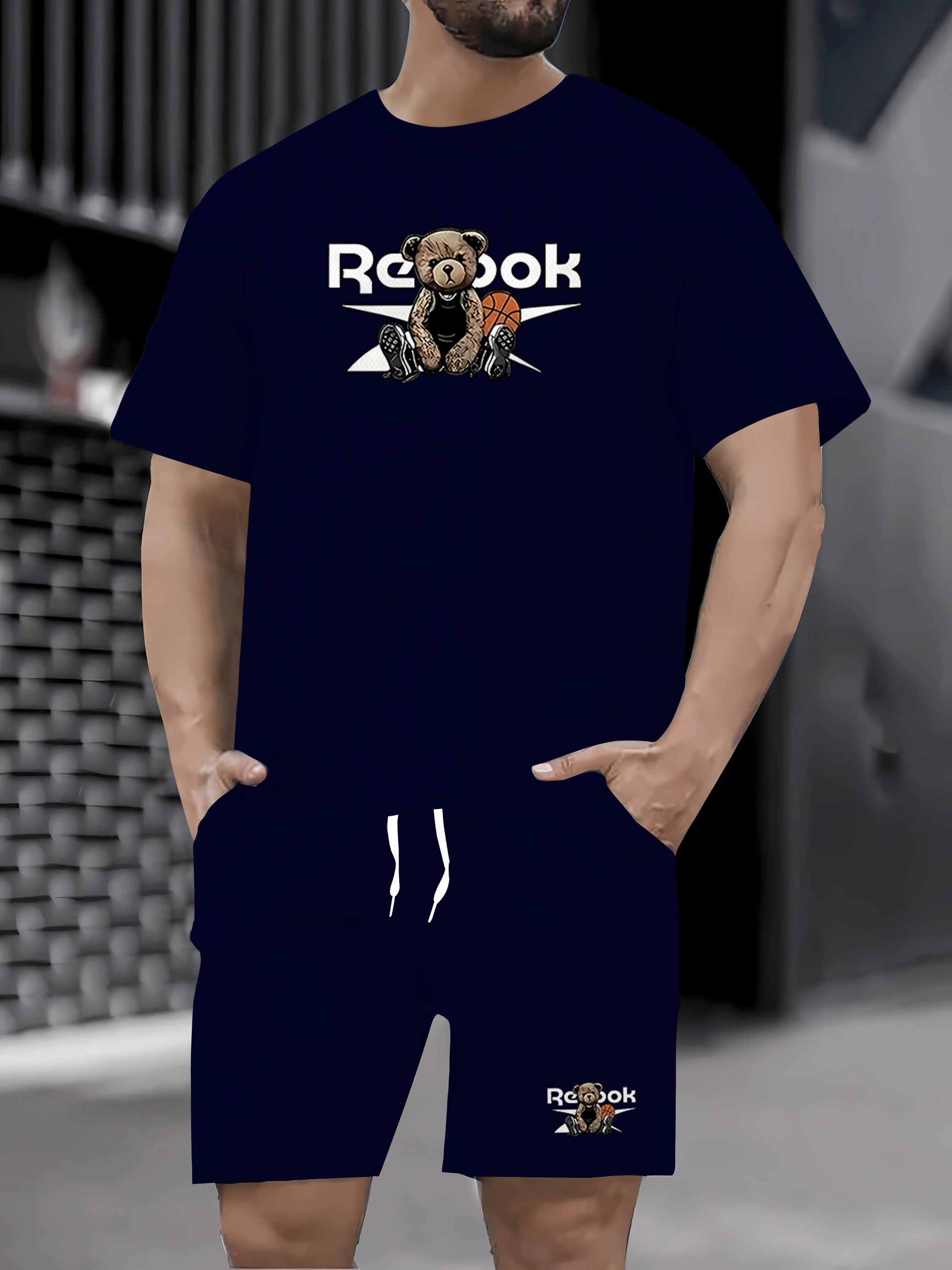 

The new men's suit for the summer of 2025 features a retro teddy bear print round neck T-shirt and shorts, knitted polyester men