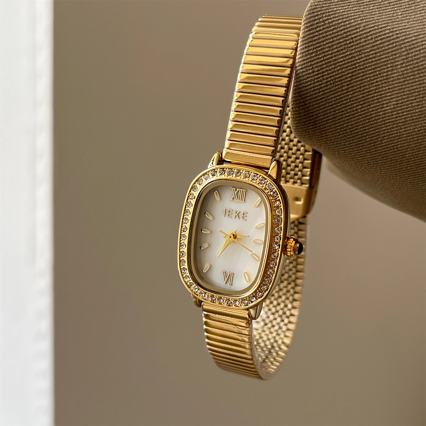 

Light luxury oval niche fashion watch female ins simple student temperament versatile quartz watch