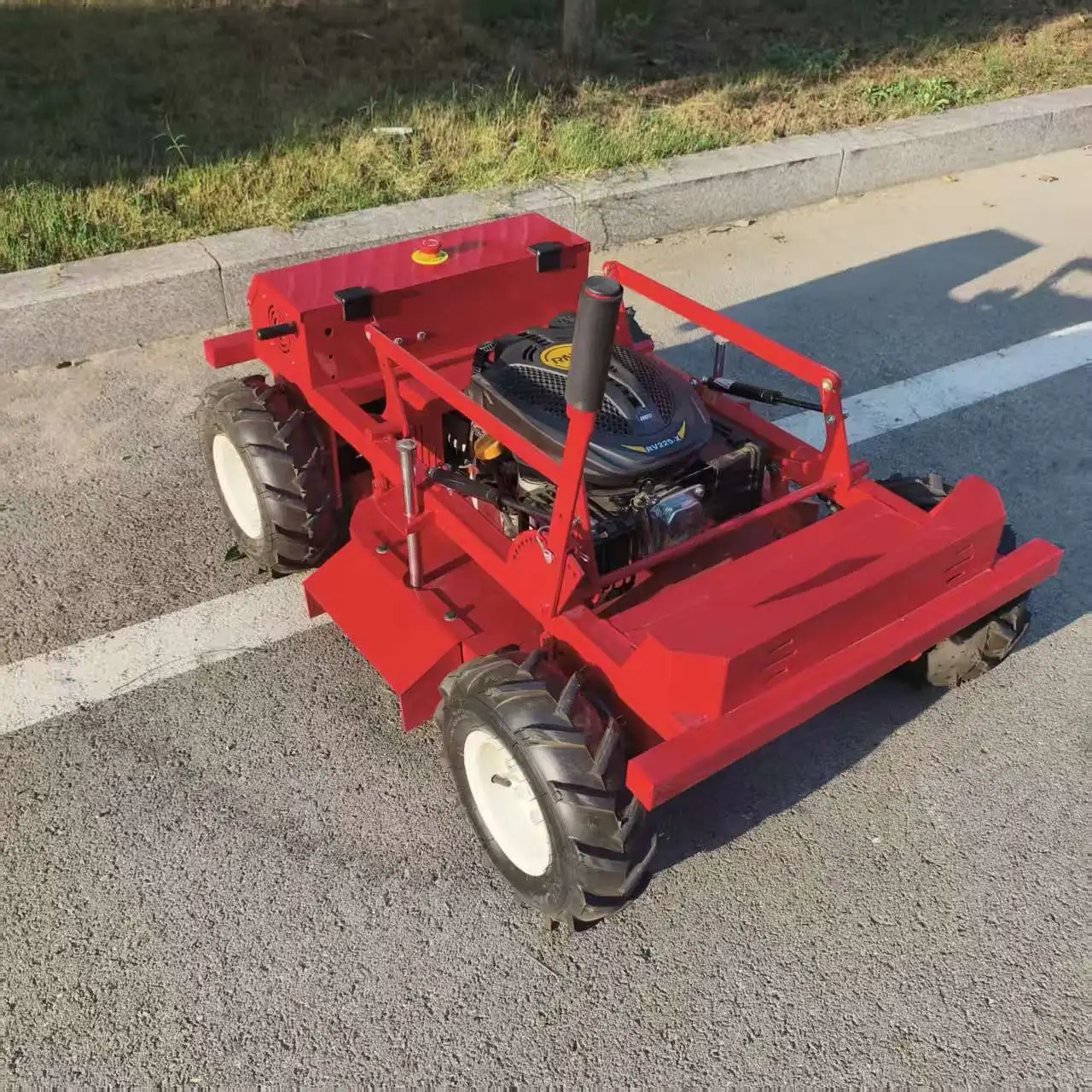 

User-friendly rc lawn mower CE/EU5/EPA 1500 ㎡/h 600MM 5KM/H 45° Support customization Wear-resistant blade Sports Field Lawns