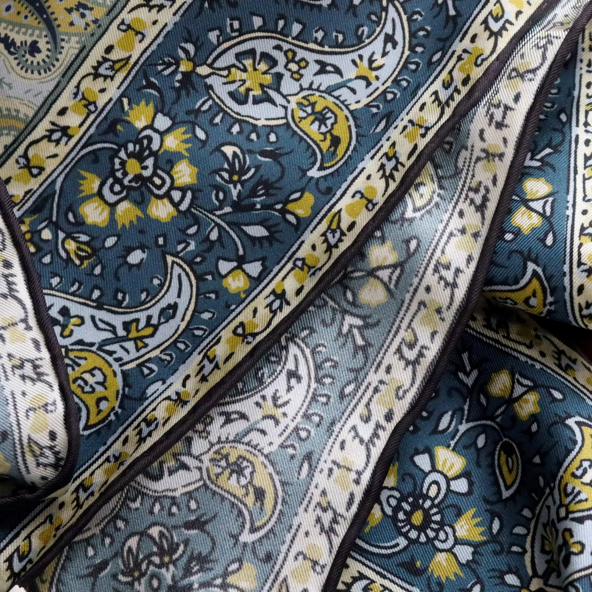 High-end Elegant Women's Exquisite Mandala Print Quality 14MM Twill 100% Mulberry Silk Hand-rolled Edge Large Square Scarf Shawl