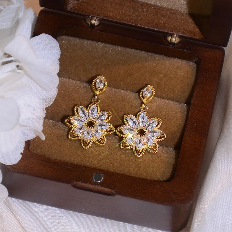 Classic Design Fashion Jewelry Micro-Set Zircon Hollow Flower Stud Earrings for Woman Shine Simple Daily Luxury Earring