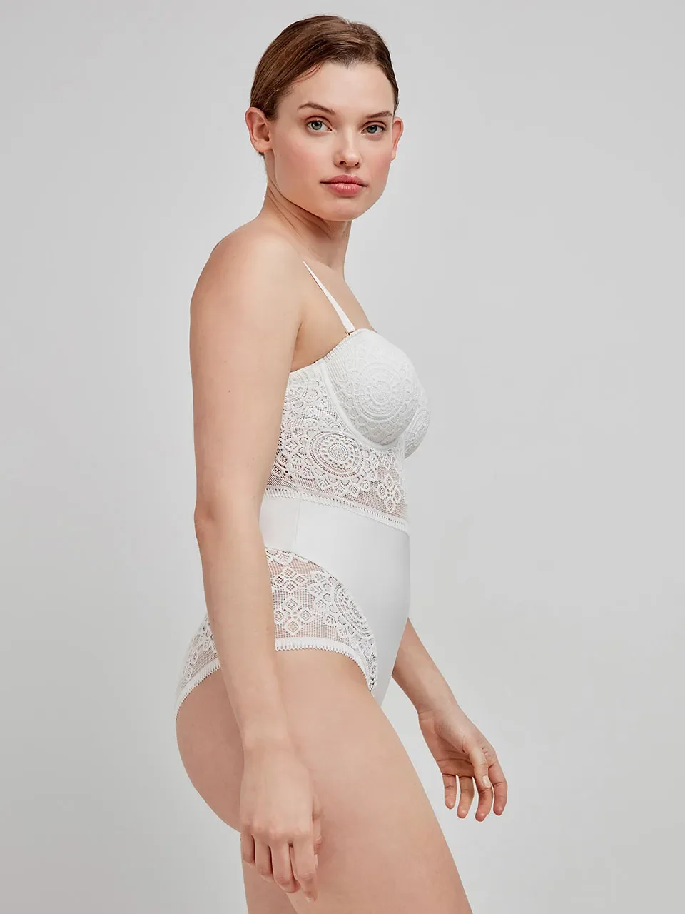 جيزيلا - بدلة دانتيل قابلة للفصل من النوع الكروشيه في أكواب B وC