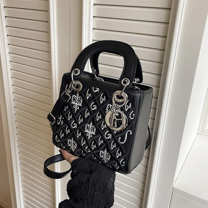 

Модная маленькая сумка в форме ромба — это новая высококачественная женская сумка. Это модная и универсальная сумка через плечо.