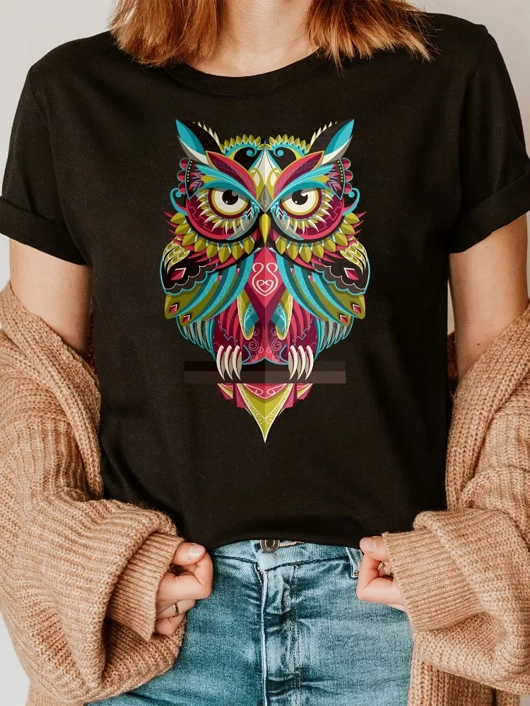 Camiseta con estampado de búho para mujerTop informal de manga corta con estampado de plumas coloridas, cuello redondo