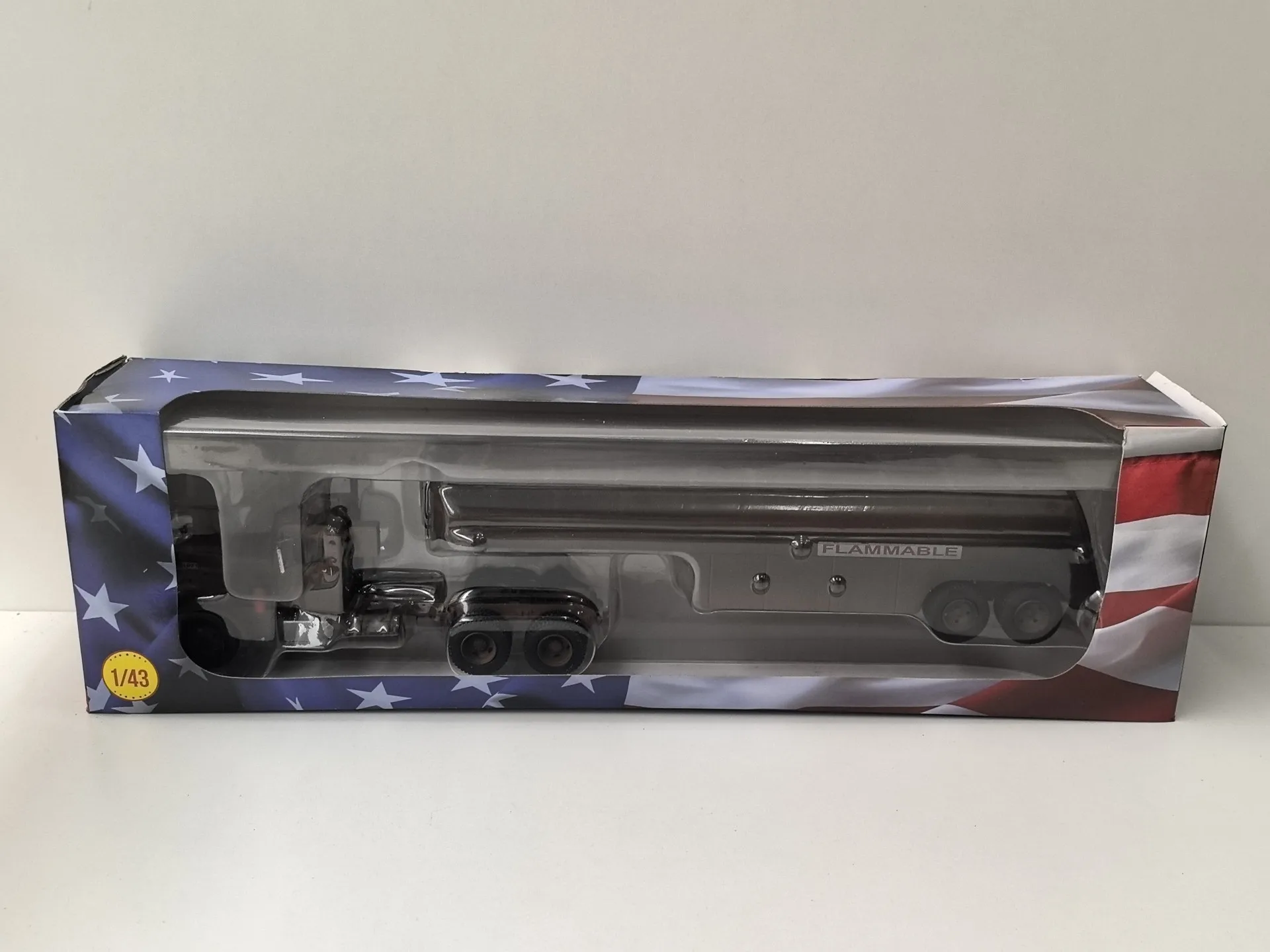 

Diecast IXO 1/43 Scale Peterbilt 281 Peterbilt Tractor Truck Model Head Alloy Oil Tank Plastic Alloy Car Model Collectible Toy