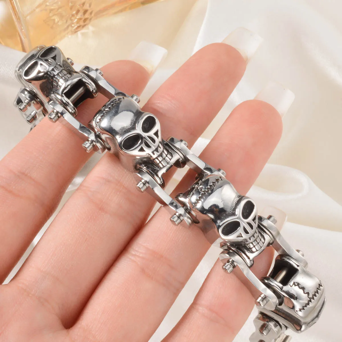 

Halloween Stainless Steel Bracelet Mechanical Skull Head Horror Holiday Accessories Wrist Chain Jewelry For Friends Family Gifts