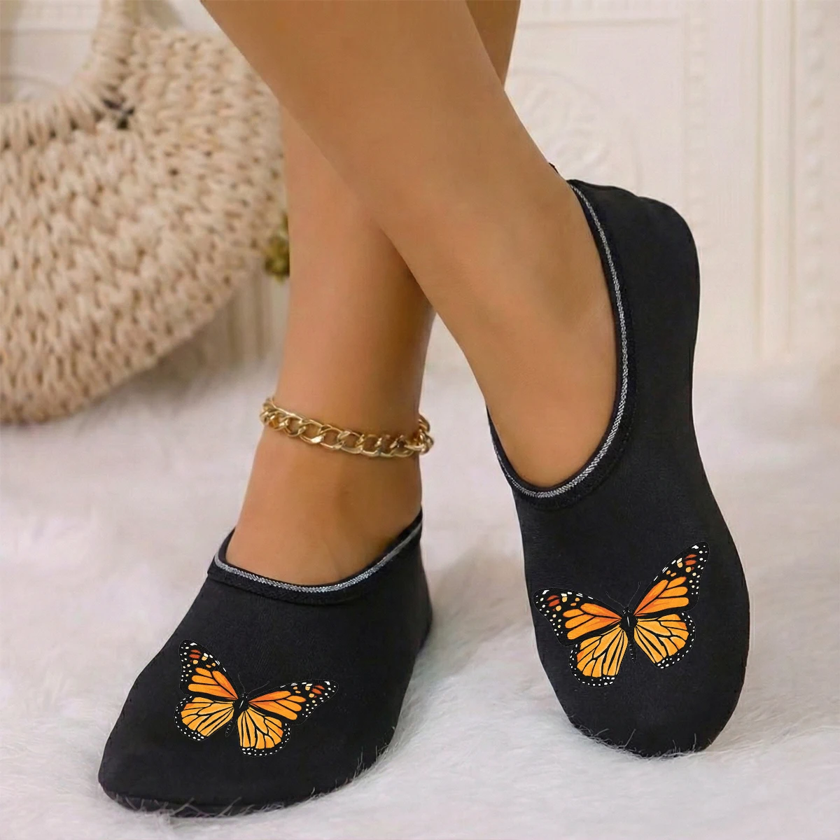 شبشب نسائي من جلد الغزال المطبوع على شكل فراشة صفراء يمكن ارتداؤه في الفصول الأربعة يسمح بمرور الهواء ومرونة عالية في الأماكن المغلقة ومضاد للانزلاق