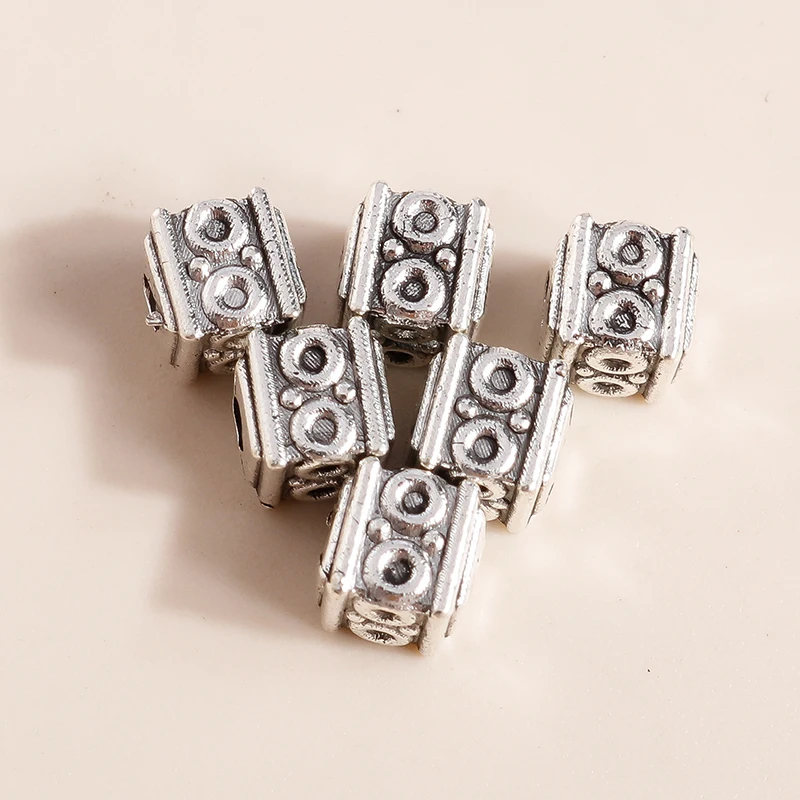 Leslie, 50 Stück, 5 mm, silberfarbene, kleine, quadratische Abstandshalter-Perlen zum Basteln von Schmuck, für DIY-Armbänder und Halsketten. – Detail 3