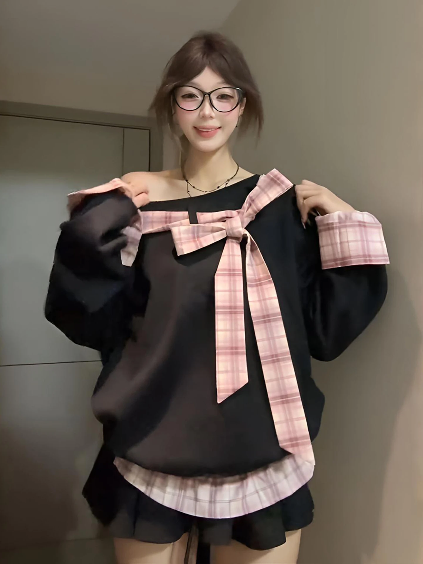 เสื้อสเวตเชิ้ตแขนยาวลายสก็อตทรงหลวมไหล่เฉียงแบบไม่มีฮู้ด สไตล์สาวหวานเท่ ไซส์ใหญ่ ลดอายุ สีดำ เหมาะสำหรับฤดูใบไม้ผลิและฤดูใบไม้ร่วง