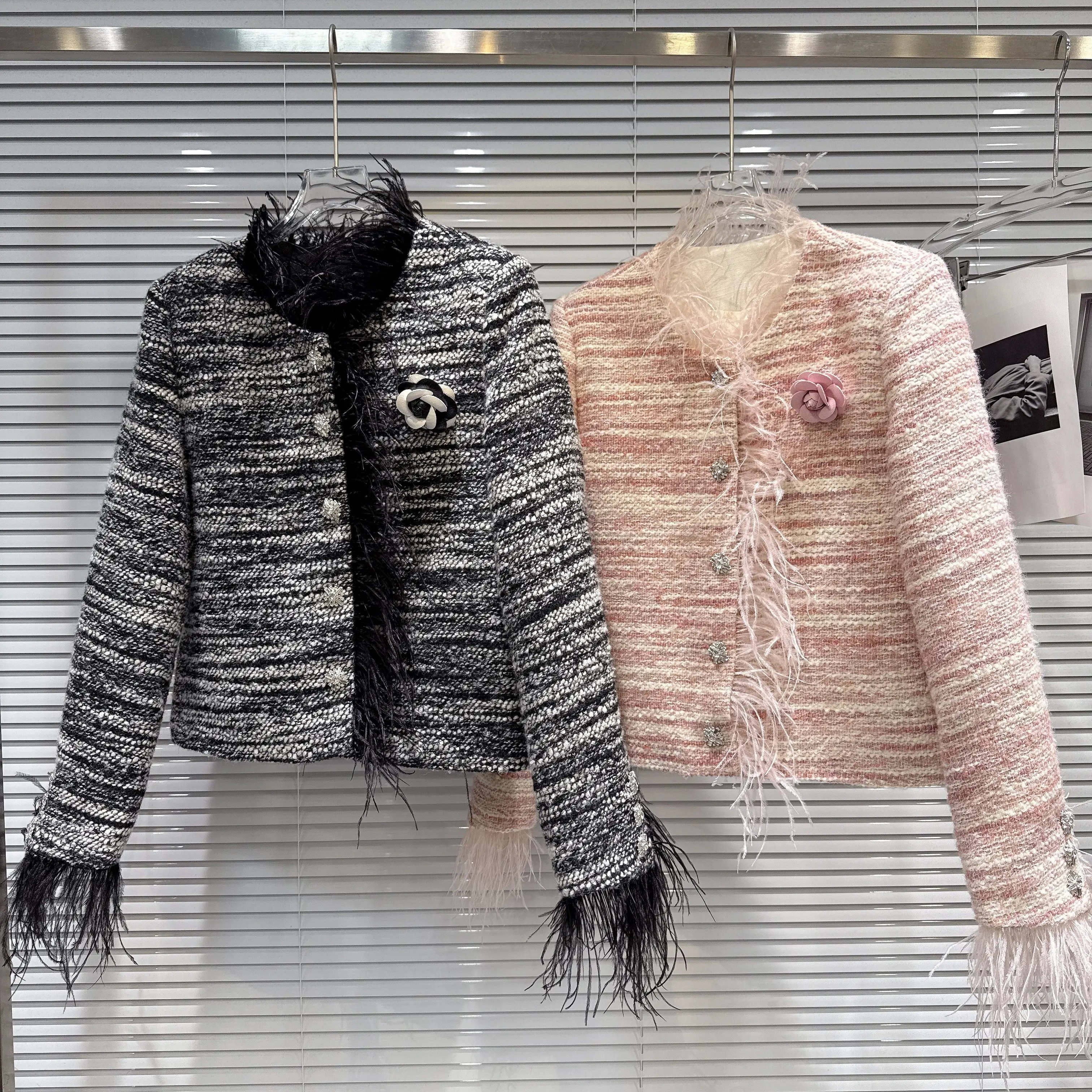 

Зима 2025 года, новое маленькое ароматное короткое пальто со страусиными перьями и тканой подкладкой из твида для женщин