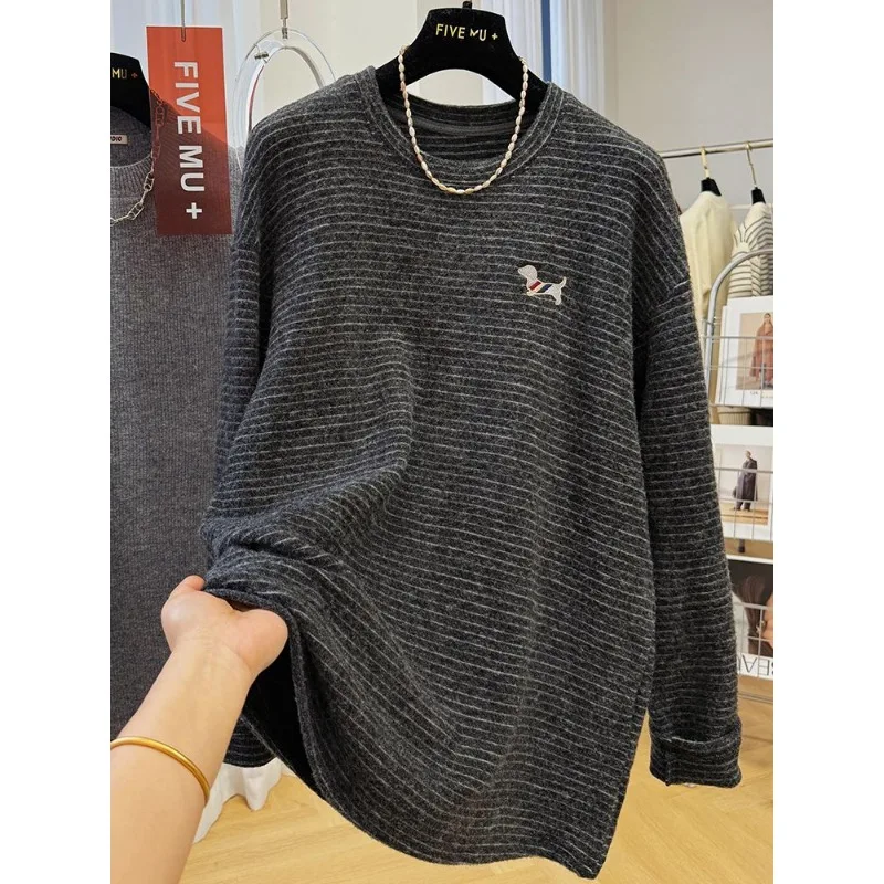 Felpa pullover senza cappello con collo rotondo a righe pelose ricamate a fumetti per donna in camicia base autunnale e invernale