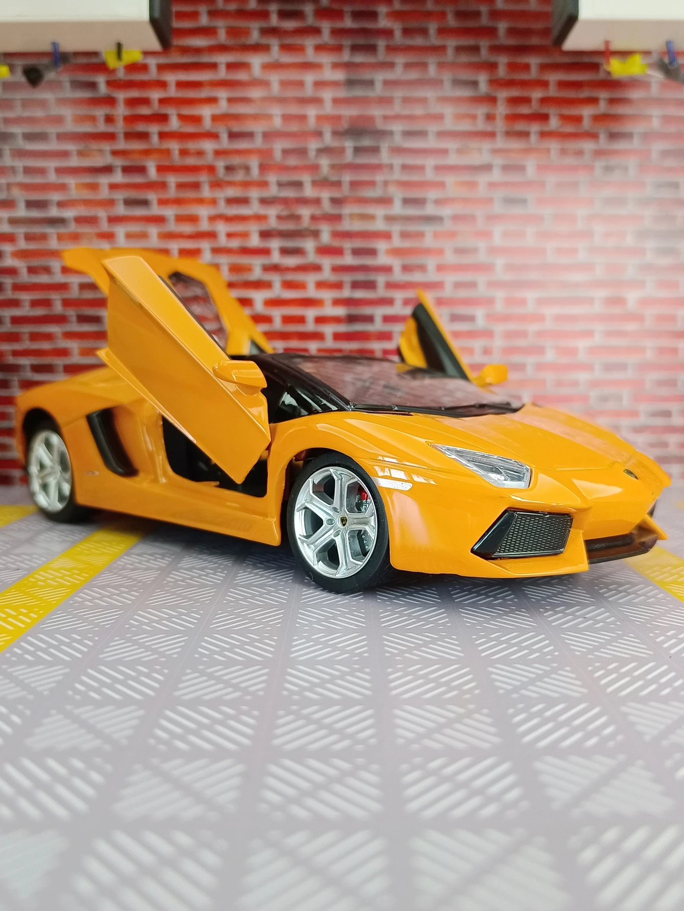 

CCA 1:24 Lamborghini convertible alloy racing car model car ornaments suitable for collection and as a birthday gift for friends