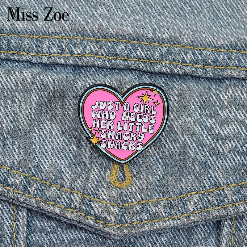 JUST A GIRL NEEDS SNACKY SNACKS Emaille-Pins, individuelle rosa Herz-Broschen, Anstecknadeln, Kleidung, lustiger Schmuck, Geschenk für Freunde