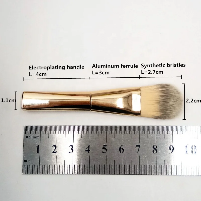 Reisformaat gezichtsborstel Nieuwe beeldhouwende gouden foundationborstel Mini foundationborstel met gouden handvat
