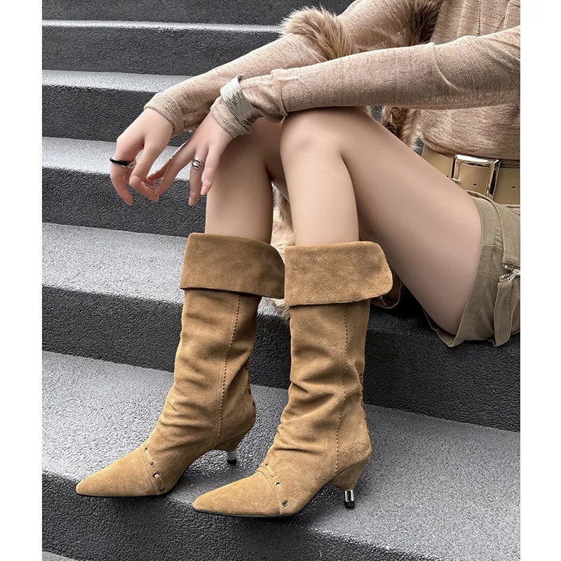 

Женские замшевые сапоги до колена с острым носком, ботинки с металлическими акцентами, элегантный дизайн с напуском, осенние повседневные женские ботильоны в стиле ретро